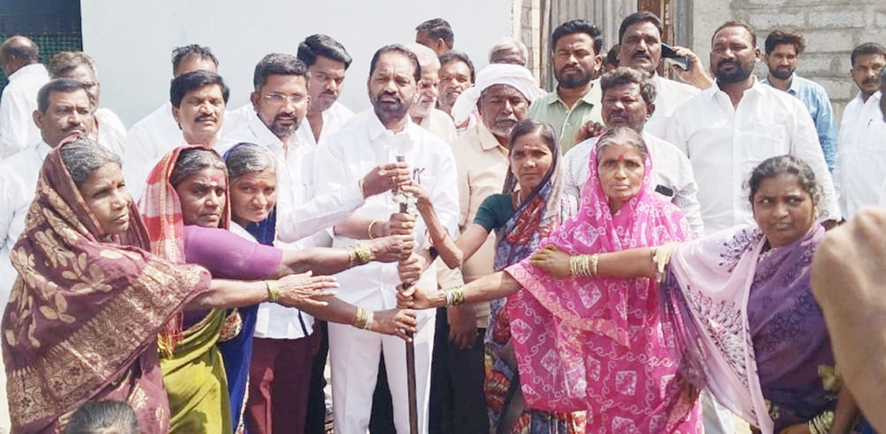 ವಡವಾಟಿ,ದೇವಿನಗರದಲ್ಲಿ ಎ.ವಸಂತಕುಮಾರ್‌ರಿಂದ ಭೂಮಿ ಪೂಜೆ ದೇವಸ್ಥಾಾನಕ್ಕೆ 20 ಲಕ್ಷಘಿ, ಸಿಸಿ ರಸ್ತೆಗೆ 1ಕೋಟಿ ಅನುದಾನ
