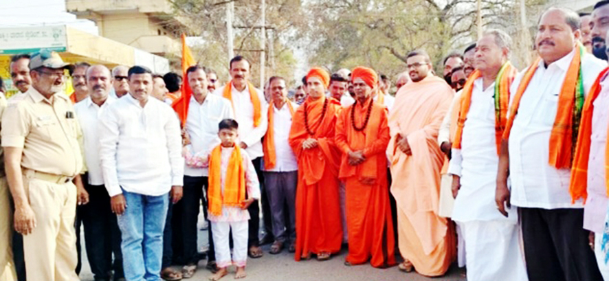ಮಾನ್ವಿಯಲ್ಲಿ ಹಿಂದೂ ಸಮಾಜೋತ್ಸವ, ಅದ್ದೂರಿ ಶೋಭಾಯಾತ್ರೆ ಮೆರವಣಿಗೆ ಹಿಂದೂ ಧರ್ಮದ ಪರಂಪರೆ ಉಳಿಸಿ, ಬೆಳೆಸಿ - ಕಲ್ಮಠ ಶ್ರೀ