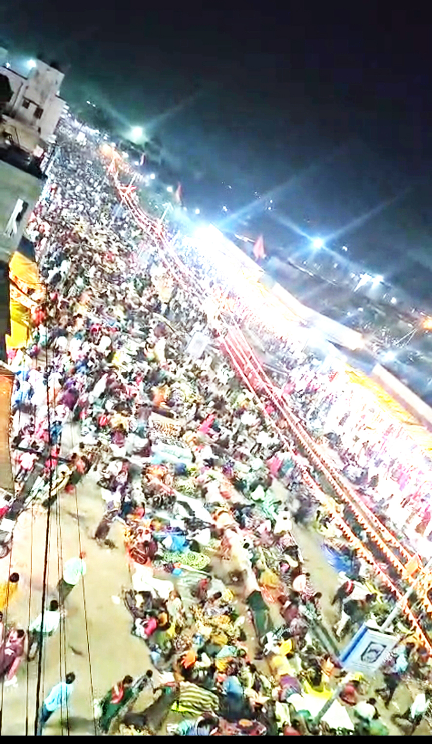 ರಾತ್ರಿಯಿಡೀ ಬೀದಿಯಲ್ಲಿ ಮಲಗಿದ ಭಕ್ತರು
