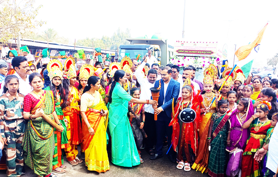 ಸಿರವಾರ : ಜ್ಯೋತಿ ರಥಕ್ಕೆ ಸ್ವಾಗತ ಜಿಲ್ಲಾ ಉತ್ಸವದಲ್ಲಿ ಎಲ್ಲರೂ ಪಾಲ್ಗೊಳ್ಳಿ - ತಹಶಿಲ್ದಾರ ಅಶೋಕ