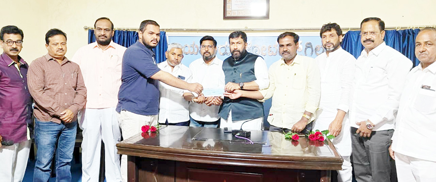 ಪತ್ರಕರ್ತ ಆಶ್ರ್ ಕುಟುಂಬಕ್ಕೆ ಪರಿಹಾರ ಚೆಕ್ ವಿತರಣೆ ಯೋಜನೆ ರೂಪಿಸಿದ ರಾಯಚೂರು ರಿಪೋರ್ಟರ್‌ಸ್‌ ಗಿಲ್‌ಡ್‌ ಕಾರ್ಯಕ್ಕೆ ಸಲೀಂ ಆಹ್ಮದ್ ಮೆಚ್ಚುಗೆ