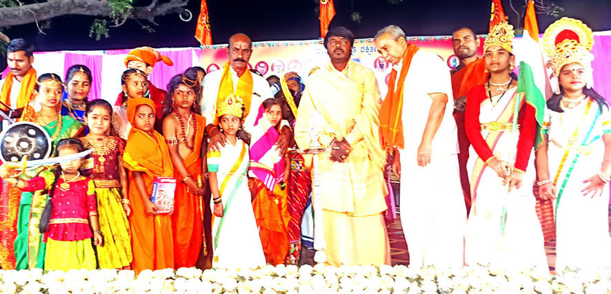 ಸಿರವಾರ : ವಿರಾಟ್ ಹಿಂದೂ ಬೃಹತ್ ಶೋಭಾ ಯಾತ್ರೆ ದೇಶದ ಸಂಸ್ಕಾರ, ಸಂಸ್ಕೃತಿ ಮರುಕಳಿಸುತ್ತಿದೆ - ನವಲಕಲ್ ಶ್ರೀಗಳು