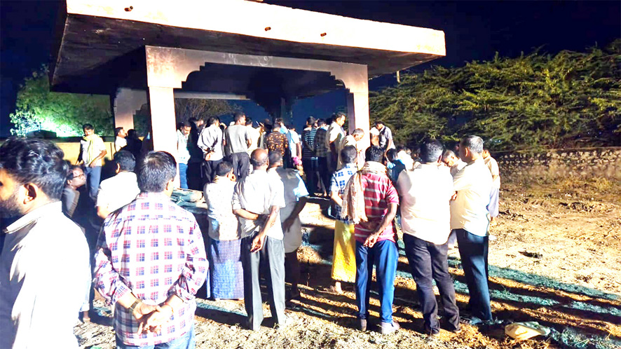 ಮಸ್ಕಿ ಬೆಳಕಿಲ್ಲದ ಸ್ಮಶಾನ..! ಬೆಳಕು ಕೊಡುವವರು ಯಾರಯ್ಯ? ರಾತ್ರಿಯ ವೇಳೆ ಕಗ್ಗತ್ತಲು ; ದೀಪಗಳು ಇಲ್ಲದೆ ಶವಸಂಸ್ಕಾರಕ್ಕೆ ಸಾರ್ವಜನಿಕರ ಪರದಾಟ