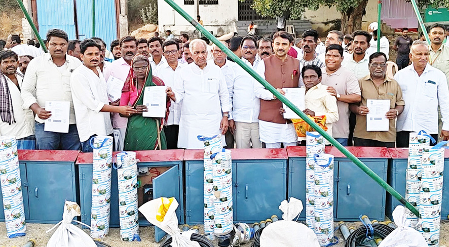 14 ಹಳ್ಳಿಗಳ ಲಾನುಭವಿಗಳಿಗೆ ಮೋಟಾರ್‌ಪಂಪು ವಿತರಿಸಿದ ಸಚಿವ ಎನ್‌ಎಸ್ ಬೋಸರಾಜು ‘ಸರ್ಕಾರದ ಯೋಜನೆ ಸದುಪಯೋಗ ಪಡೆದುಕೊಳ್ಳಬೇಕು’