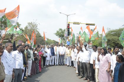 ತುಮಕೂರು ಜಿಲ್ಲಾ ಅಲ್ಪಸಂಖ್ಯಾತ, ಪರಿಶಿಷ್ಟ ಜಾತಿ, ಪಂಗಡ, ಓಬಿಸಿ ಘಟಕಳಿಂದ ಪ್ರತಿಭಟನೆ ರಾಹುಲ್‌ಗಾಂಧಿ ಸಂಸತ್ ಸದಸ್ಯತ್ವ ರದ್ದು ಮಾಡಿದ್ದು ಸರ್ವಾಧಿಕಾರಿ ಧೋರಣೆ