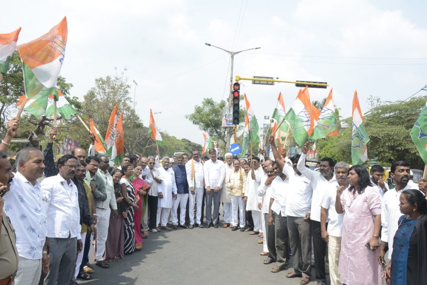 ತುಮಕೂರು ಜಿಲ್ಲಾ ಅಲ್ಪಸಂಖ್ಯಾತ, ಪರಿಶಿಷ್ಟ ಜಾತಿ, ಪಂಗಡ, ಓಬಿಸಿ ಘಟಕಳಿಂದ ಪ್ರತಿಭಟನೆ ರಾಹುಲ್‌ಗಾಂಧಿ ಸಂಸತ್ ಸದಸ್ಯತ್ವ ರದ್ದು ಮಾಡಿದ್ದು ಸರ್ವಾಧಿಕಾರಿ ಧೋರಣೆ