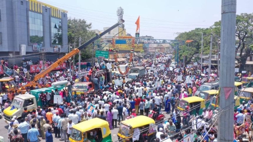 ಕ್ಷೇತ್ರದಾದ್ಯಂತ ಬೃಹತ್ ಮೆರವಣಿಗೆ ಮೂಲಕ ಬಲ ಪ್ರದರ್ಶನ  ಪಕ್ಷೇತರ ಅಭ್ಯರ್ಥಿಯಾಗಿ ಅಖಂಡ ಶ್ರೀನಿವಾಸಮೂರ್ತಿ ನಾಮಪತ್ರ ಸಲ್ಲಿಕೆ