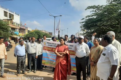 ಶಿಡ್ಲಘಟ್ಟದಲ್ಲಿ ತಾಪಂ ಕಾರ್ಯನಿರ್ವಹಕಾಧಿಕಾರಿ ಮುನಿರಾಜ ಸಂವಿಧಾನ ಪ್ರತಿಯೊಬ್ಬರಿಗೂ ನೀಡಿದ ವರ ಮತದಾನ