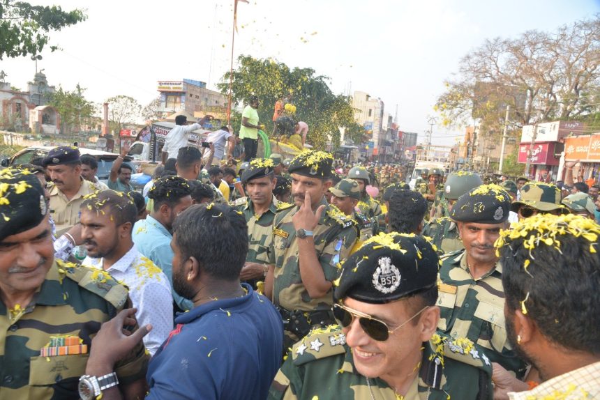 ಕೋಲಾರ: ಯೋಧರಿಗೆ ಹೂಮಳೆ ಸ್ವಾಗತ