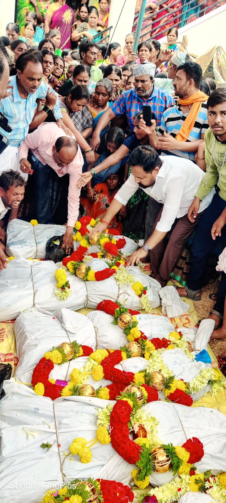 ಮಡುಗಟ್ಟಿದ ಗ್ರಾಮದಲ್ಲಿ ಒಂಭತ್ತು ಜನರ ಸಾಮೂಹಿಕ ಅಂತ್ಯಸಂಸ್ಕಾರ ; ಮುಗಿಲುಮುಟ್ಟಿದ ಆಕ್ರಂದನ