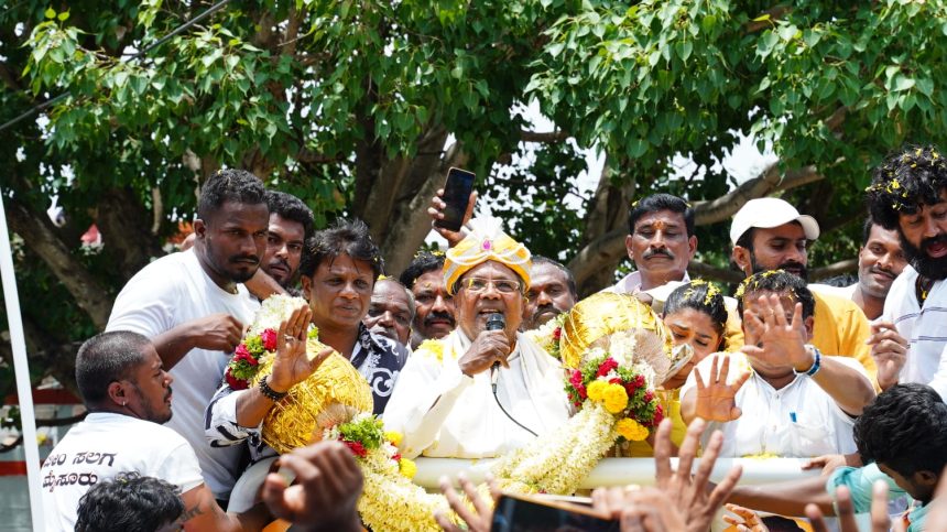 ರೋಡ್ ಶೋ ನಡೆಸಿದ ಸಿದ್ದರಾಮಯ್ಯ