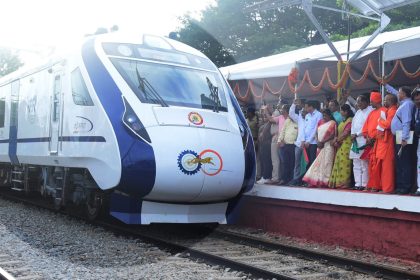 ತುಮಕೂರಿನಲ್ಲೂ ವಂದೇ ಭಾರತ್ ರೈಲಿಗೆ ಅದ್ದೂರಿ ಸ್ವಾಗತ     