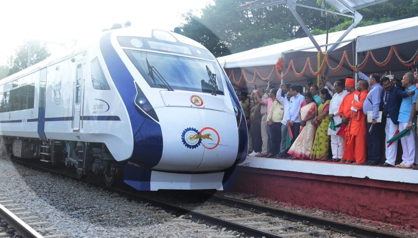 ತುಮಕೂರಿನಲ್ಲೂ ವಂದೇ ಭಾರತ್ ರೈಲಿಗೆ ಅದ್ದೂರಿ ಸ್ವಾಗತ     