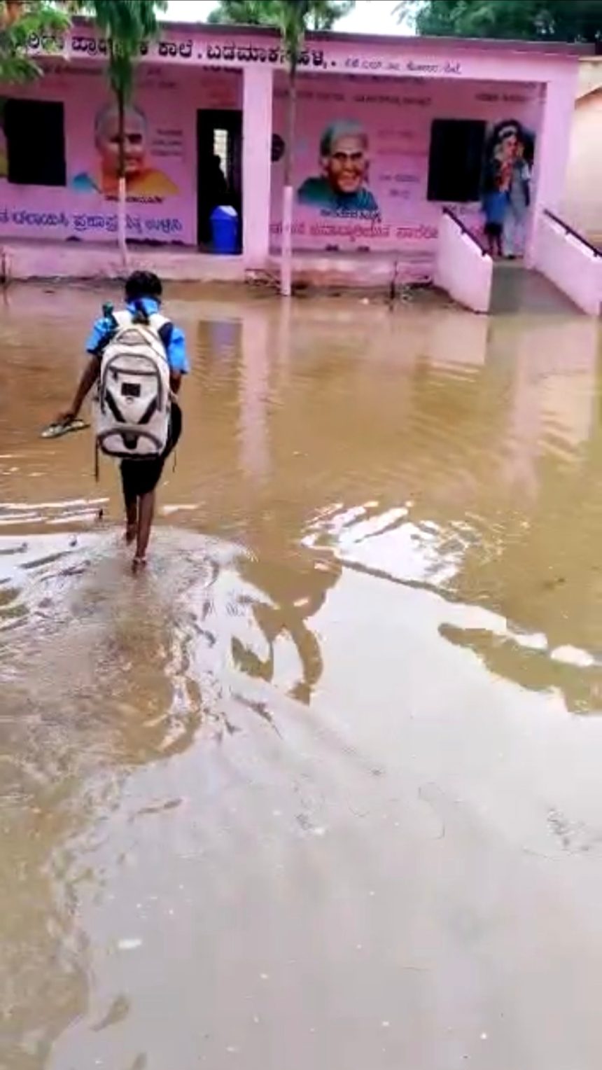 ಕೆರೆಯಂತೆ ಕಾಣುವ ಸರ್ಕಾರಿ ಪ್ರೌಢಶಾಲೆಯ ಮೈದಾನ