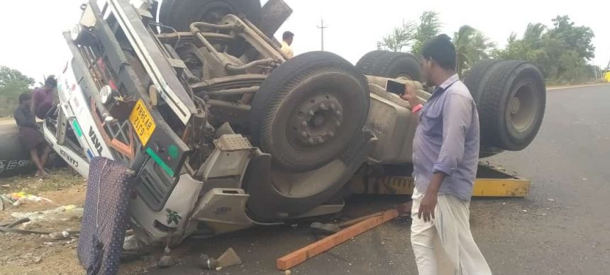 ಹಿರೇಮನ್ನಾಪೂರು ಬಳಿ ಲಾರಿ ಪಲ್ಟಿ ; ಚಾಲಕನಿಗೆ ಗಂಭೀರ ಗಾಯ 