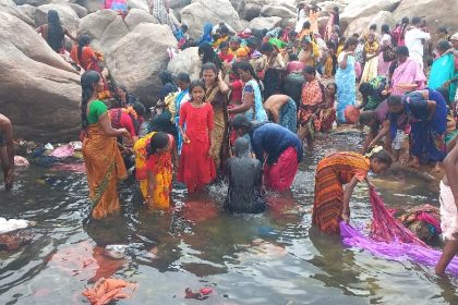 ತುಂಗಭದ್ರಾ ನೀರು ಕೊಳಚೆ. ಇಲ್ಲಿಯೇ ಪುಣ್ಯಸ್ನಾನ