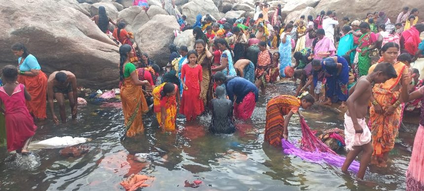 ತುಂಗಭದ್ರಾ ನೀರು ಕೊಳಚೆ. ಇಲ್ಲಿಯೇ ಪುಣ್ಯಸ್ನಾನ