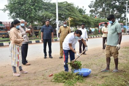 ಸ್ವಚ್ಛತಾ ಕಾರ್ಯದಲ್ಲಿ ಭಾಗವಹಿಸಿದ ಜಿಲ್ಲಾಧಿಕಾರಿ ಪಿ.ಎನ್.ರವೀಂದ್ರ