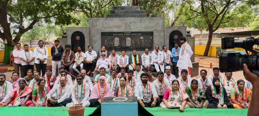 ಕೇಂದ್ರದ ವಿರುದ್ಧ ಕಾಂಗ್ರೆಸ್ಸಿಗರ ಪ್ರತಿಭಟನೆ 