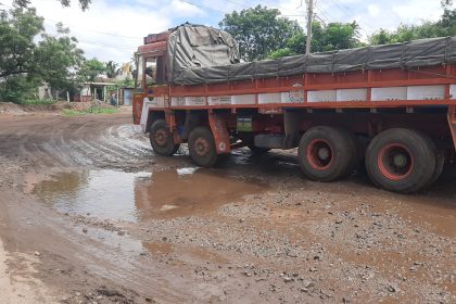 ಕೆಸರು ಗದ್ದೆಯಂತಾದ ರಸ್ತೆ. ಸೋಮುವಾರ ಮತ್ತೆ ಪ್ರತಿಭಟನೆ