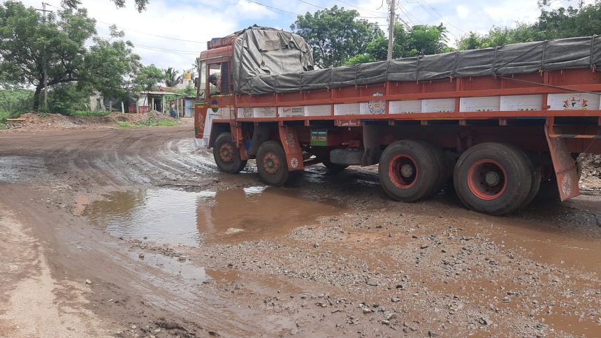 ಕೆಸರು ಗದ್ದೆಯಂತಾದ ರಸ್ತೆ. ಸೋಮುವಾರ ಮತ್ತೆ ಪ್ರತಿಭಟನೆ