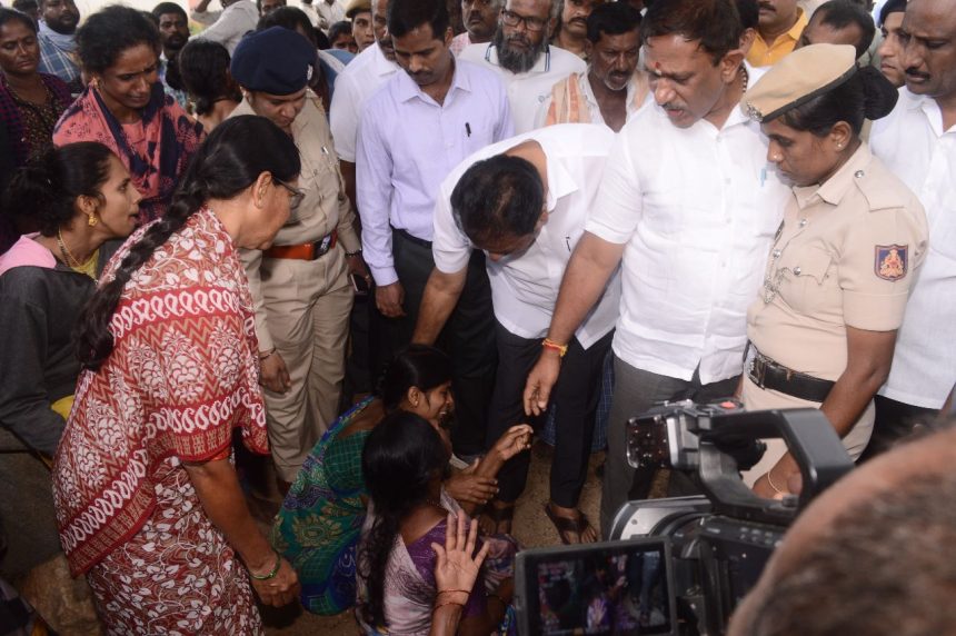 ಸಚಿವರಿಂದ ವೈಯಕ್ತಿಕ ಪರಿಹಾರ ವಿತರಣೆ