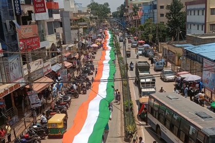 ಒಂದು ಕಿಲೋ ಮೀಟರ್ ಉದ್ದದ ಧ್ವಜ ಮೆರವಣಿಗೆ