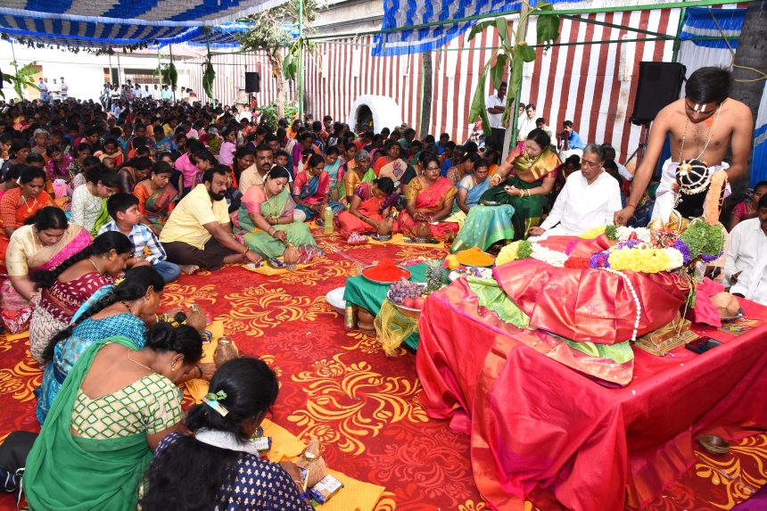 ಆಲಂಬಗಿರಿಯಲ್ಲಿ ಸಾಮೂಹಿಕ ವರಮಹಾಲಕ್ಷ್ಮಿ ಪೂಜೆ