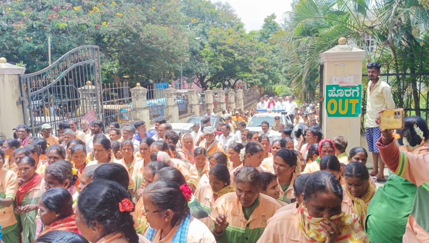 ಪೌರ ಕಾರ್ಮಿಕರಂತೆ ಚಾಲಕರು, ಸಹಾಯಕರನ್ನು ಖಾಯಂಗೊಳಿಸುವಂತೆ ಒತ್ತಾಯ