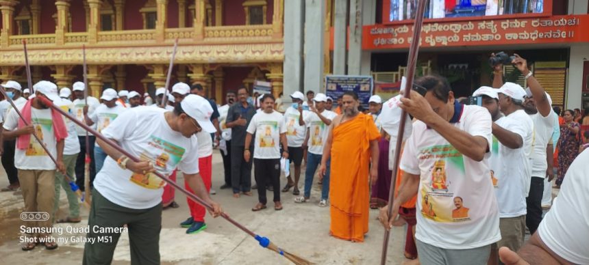 ರಾಯರ ಆರಾಧನ ಮಹೋತ್ಸವದಲ್ಲಿ ಸಂಗ್ರಹಗೊಂಡ ಕಸ ಸ್ವಚ್ಛಗೊಳಿಸಿದ ತಂಡಗಳು