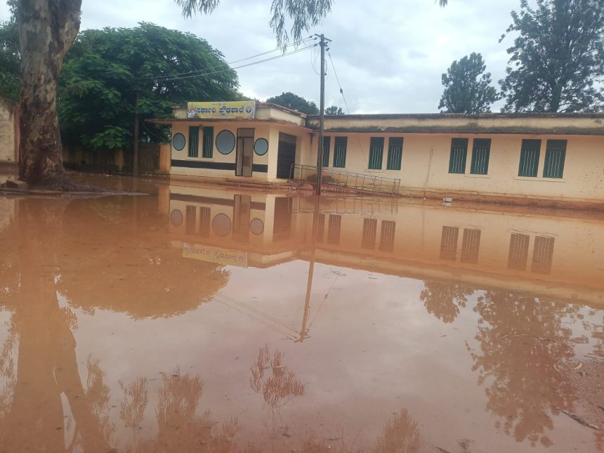 ಶಿಡ್ಲಘಟ್ಟದಲ್ಲಿ ಧಾರಾಕಾರ ಮಳೆ ಜನಜೀವನ ಅಸ್ತವ್ಯಸ್ತ