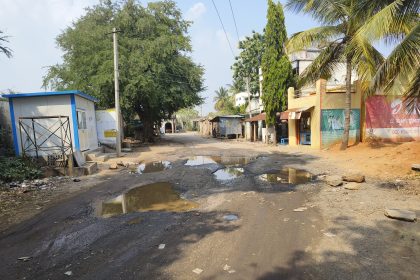 ಚೇಳೂರು: ಗುಂಡಿಗಳನ್ನು ಮುಚ್ಚಲು ಸಾರ್ವಜನಿಕರ ಆಗ್ರಹ