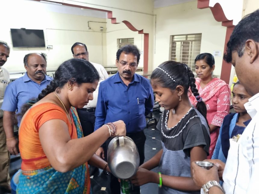 ಬಾಲಕಿಯರ ವಿದ್ಯಾರ್ಥಿನಿಲಯಕ್ಕೆ ಡಿಸಿ ಪಿ.ಎನ್. ರವೀಂದ್ರ ಭೇಟಿ