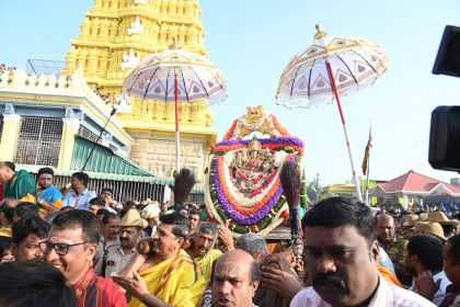 ರಾಜವಂಶಸ್ಥರು ಮತ್ತು ಸಾವಿರಾರು ಮಂದಿ ಭಾಗಿ