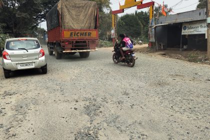 ಸುಗಮ ಸಂಚಾರಕ್ಕೆ ಅಡ್ಡಿಯಾದ ಜಲ್ಲಿಕಲ್ಲು