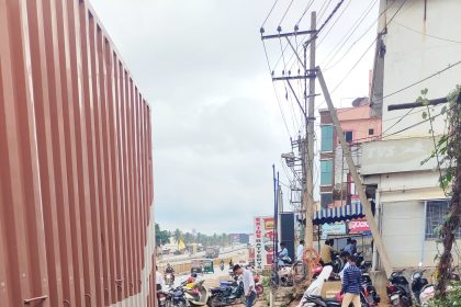 ಹೊಸಕೋಟೆ: ರಸ್ತೆಗೆ ಹರಿಯುತ್ತಿರುವ ಚರಂಡಿ ನೀರು