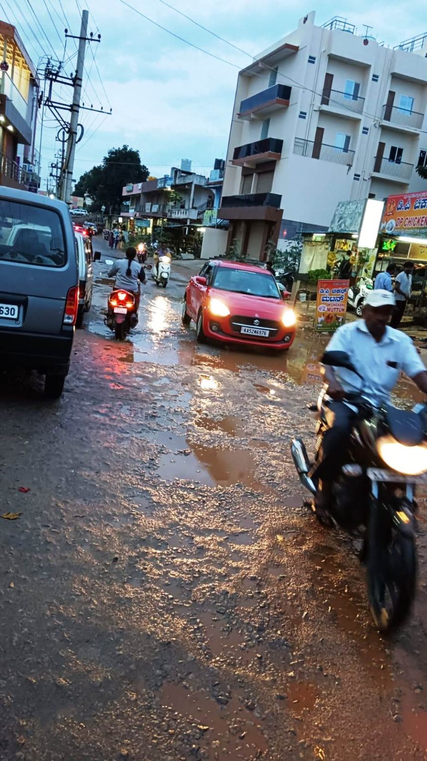 ಮಳೆ ಬಂದಾಗ ರಸ್ತೆಗೆ ಹರಿಯುವ ಚರಂಡಿ ನೀರು