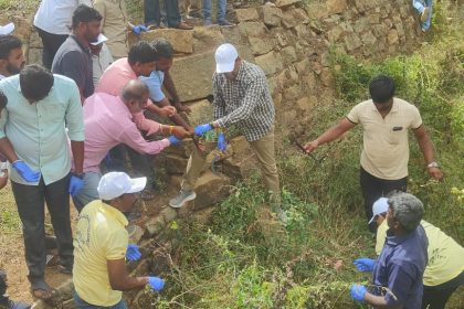 ಪುರಾತನ ಕಾಲದ ಕಲ್ಯಾಣಿ ಸ್ವಚ್ಛತೆಗೆ ಇಳಿದ ಸಚಿವ ಸುಧಾಕರ್‌  