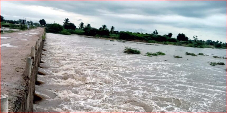 ಬಳಗಾನೂರು: ಮಸ್ಕಿಿ ಮಾರಲದಿನ್ನಿಿಡ್ಯಾಾಂನಿಂದ ಹೆಚ್ಚುವರಿ ನೀರು ತುಂಬಿಹರಿದ ಹಿರೇಹಳ್ಳ 104 ಮಿ.ಲಿ ಮೀಟರ ಮಳೆ ದಾಖಲು ಬಳಗಾನೂರು: ಮಸ್ಕಿಿ ಮಾರಲದಿನ್ನಿಿಡ್ಯಾಾಂನಿಂದ ಹೆಚ್ಚುವರಿ ನೀರು ತುಂಬಿಹರಿದ ಹಿರೇಹಳ್ಳ 104 ಮಿ.ಲಿ ಮೀಟರ ಮಳೆ ದಾಖಲು