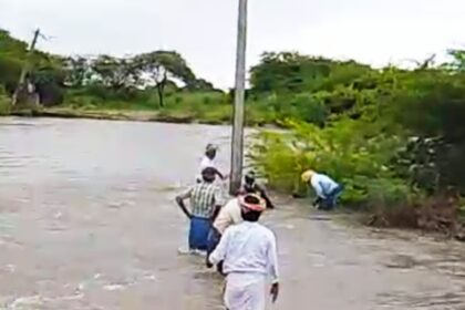 ಸಿರವಾರ: ಭಾರಿ ಮಳೆ, ತುಂಬಿ ಹರಿದ ಹಳ್ಳ, ಕೊಚ್ಚಿಿಕೊಂಡು ಹೋದ ರಸ್ತೆೆಗಳು