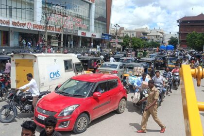 ಮಹಾತ್ಮಗಾಂಧಿ ವೃತ್ತದ ರಸ್ತೇಲಿ ಸಂಚಾರ ಹರೋಹರ