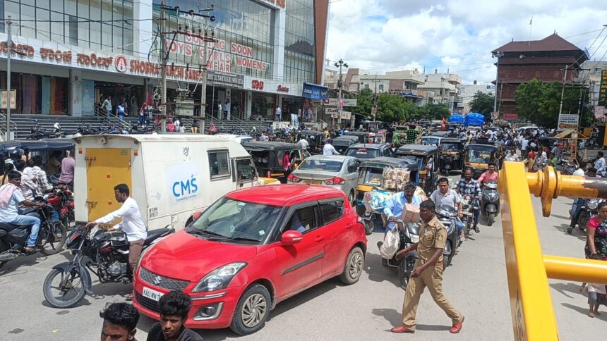 ಮಹಾತ್ಮಗಾಂಧಿ ವೃತ್ತದ ರಸ್ತೇಲಿ ಸಂಚಾರ ಹರೋಹರ