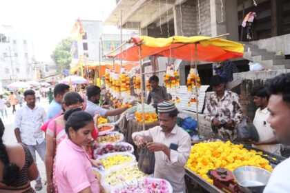 ದಸರಾ ಹಬ್ಬಕ್ಕೆೆ ಖರೀದಿ ಜೋರು, ಲೆಕ್ಕಕ್ಕಿಿಲ್ಲದಂತಾದ ಧನಲಕ್ಷ್ಮಿಿ