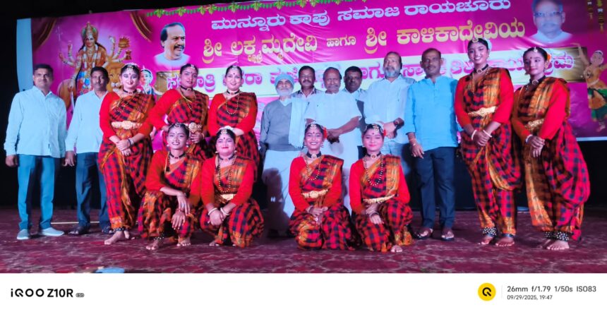 ಮುನ್ನೂರು ಕಾಪು ಸಮಾಜ: ಆರನೇ ದಿನದ ನವರಾತ್ರಿಿಯ ಸಾಂಸ್ಕೃತಿಕ ವೈಭವ  ಮುನ್ನೂರು ಕಾಪು ಸಮಾಜ ಎಲ್ಲ ರಂಗಗಳಲ್ಲಿ ಮುಂಚೂಣಿ – ಬಸವರಾಜಸ್ವಾಾಮಿ