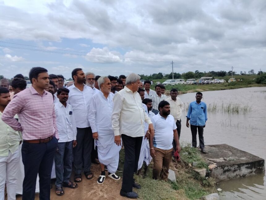 ಯಾದಗಿರಿ ಜಿಲ್ಲೆೆಯಲ್ಲಿ ಬೆಳೆಹಾನಿ, ಪ್ರವಾಹ ಪರಿಸ್ಥಿಿತಿ ಸ್ಥಳಗಳಿಗೆ ಭೇಟಿ ನೀಡಿ ಅವಲೋಕನ ಮಾಡಿದ ಸಚಿವರು ಬೆಳೆ ನಾಶದ ಬಗ್ಗೆೆ ಪುನರ್ ಸಮೀಕ್ಷೆ ನಡೆಸಿ ಸರ್ಕಾರಕ್ಕೆೆ ವರದಿ ಸಲಿಸಲು ಸೂಚನೆ – ದರ್ಶನಾಪೂರ ಯಾದಗಿರಿ ಜಿಲ್ಲೆೆಯಲ್ಲಿ ಬೆಳೆಹಾನಿ, ಪ್ರವಾಹ ಪರಿಸ್ಥಿಿತಿ ಸ್ಥಳಗಳಿಗೆ ಭೇಟಿ ನೀಡಿ ಅವಲೋಕನ ಮಾಡಿದ ಸಚಿವರು ಬೆಳೆ ನಾಶದ ಬಗ್ಗೆೆ ಪುನರ್ ಸಮೀಕ್ಷೆ ನಡೆಸಿ ಸರ್ಕಾರಕ್ಕೆೆ ವರದಿ ಸಲಿಸಲು ಸೂಚನೆ – ದರ್ಶನಾಪೂರ