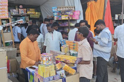 ದೀಪಾವಳಿ ಸಂಭ್ರಮಕ್ಕೆೆ ಸಿದ್ದತೆ, ಇಂದು ಲಕ್ಷ್ಮೀಪೂಜೆ ನಾಳೆ ಪಾಡ್ಯಮಿ ಪಟಾಕಿ, ಪ್ರಣತಿ, ಆಕಾಶ ಬುಟ್ಟಿಿ ಪೂಜಾ ಸಾಮಾಗ್ರಿಿ ಖರೀದಿ ಜೋರು