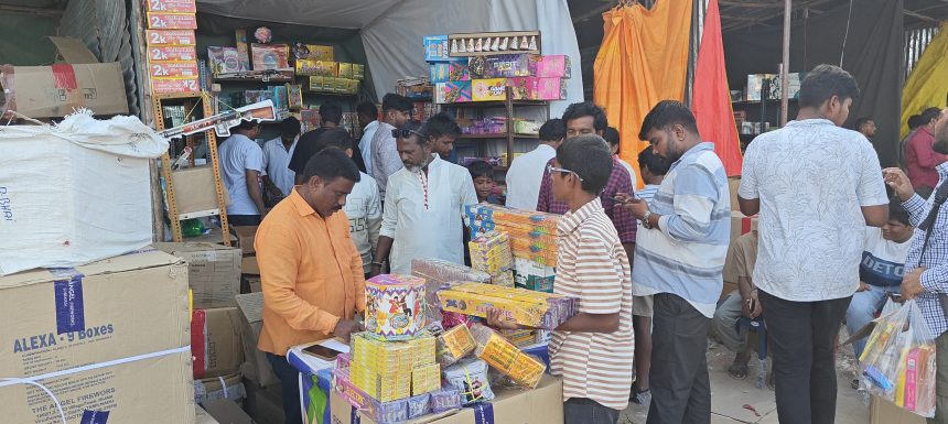 ದೀಪಾವಳಿ ಸಂಭ್ರಮಕ್ಕೆೆ ಸಿದ್ದತೆ, ಇಂದು ಲಕ್ಷ್ಮೀಪೂಜೆ ನಾಳೆ ಪಾಡ್ಯಮಿ ಪಟಾಕಿ, ಪ್ರಣತಿ, ಆಕಾಶ ಬುಟ್ಟಿಿ ಪೂಜಾ ಸಾಮಾಗ್ರಿಿ ಖರೀದಿ ಜೋರು ದೀಪಾವಳಿ ಸಂಭ್ರಮಕ್ಕೆೆ ಸಿದ್ದತೆ, ಇಂದು ಲಕ್ಷ್ಮೀಪೂಜೆ ನಾಳೆ ಪಾಡ್ಯಮಿ ಪಟಾಕಿ, ಪ್ರಣತಿ, ಆಕಾಶ ಬುಟ್ಟಿಿ ಪೂಜಾ ಸಾಮಾಗ್ರಿಿ ಖರೀದಿ ಜೋರು