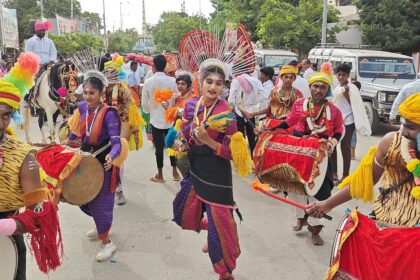 ಮಹಾನಗರ ಪಾಲಿಕೆಯಿಂದ ದಸರಾ ಸಂಭ್ರಮ, ಬನ್ನಿಿ ಮುಡಿದ ಶಾಸಕ, ಸದಸ್ಯರು ನಾಡದೇವಿ ಮೂರ್ತಿ ಭವ್ಯ ಮೆರವಣಿಗೆ ಗಮನ ಸೆಳೆದ ಕಲಾ ತಂಡಗಳು