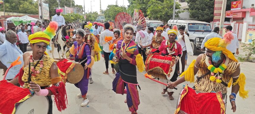 ಮಹಾನಗರ ಪಾಲಿಕೆಯಿಂದ ದಸರಾ ಸಂಭ್ರಮ, ಬನ್ನಿಿ ಮುಡಿದ ಶಾಸಕ, ಸದಸ್ಯರು ನಾಡದೇವಿ ಮೂರ್ತಿ ಭವ್ಯ ಮೆರವಣಿಗೆ ಗಮನ ಸೆಳೆದ ಕಲಾ ತಂಡಗಳು ಮಹಾನಗರ ಪಾಲಿಕೆಯಿಂದ ದಸರಾ ಸಂಭ್ರಮ, ಬನ್ನಿಿ ಮುಡಿದ ಶಾಸಕ, ಸದಸ್ಯರು ನಾಡದೇವಿ ಮೂರ್ತಿ ಭವ್ಯ ಮೆರವಣಿಗೆ ಗಮನ ಸೆಳೆದ ಕಲಾ ತಂಡಗಳು