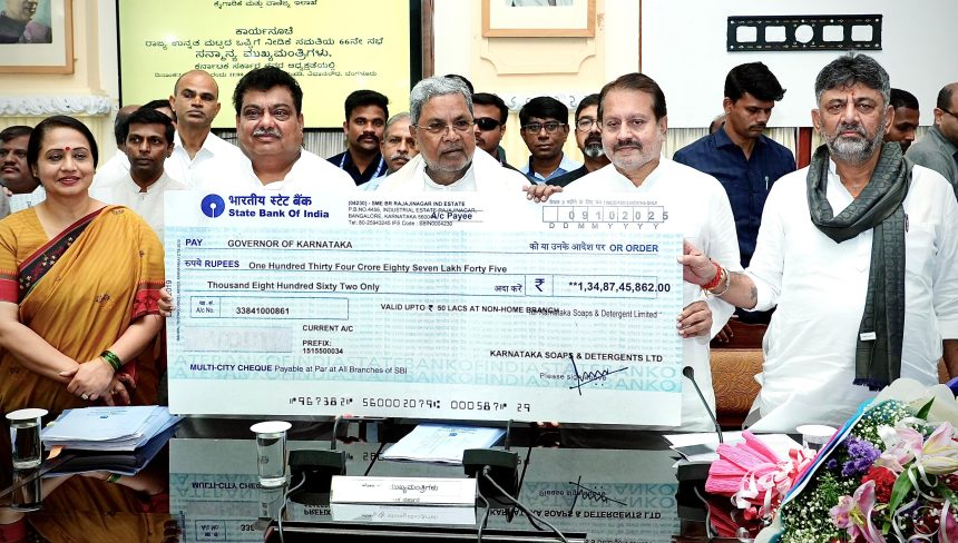 ಕೆಎಸ್ಡಿಎಲ್ನಿಂದ ಸರ್ಕಾರಕ್ಕೆೆ 135 ಕೋಟಿ ಡಿವಿಡೆಂಡ್ ಚೆಕ್ ಹಸ್ತಾಾಂತ ಕೆಎಸ್ಡಿಎಲ್ನಿಂದ ಸರ್ಕಾರಕ್ಕೆೆ 135 ಕೋಟಿ ಡಿವಿಡೆಂಡ್ ಚೆಕ್ ಹಸ್ತಾಾಂತ